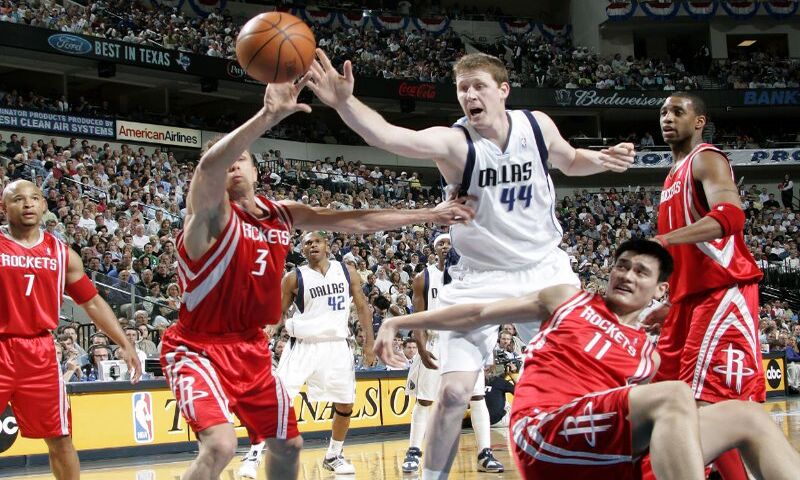 Cầu thủ bóng rổ Shawn Bradley sở hữu chiều cao 2.28m Cầu thủ bóng rổ Shawn Bradley sở hữu chiều cao 2.28m